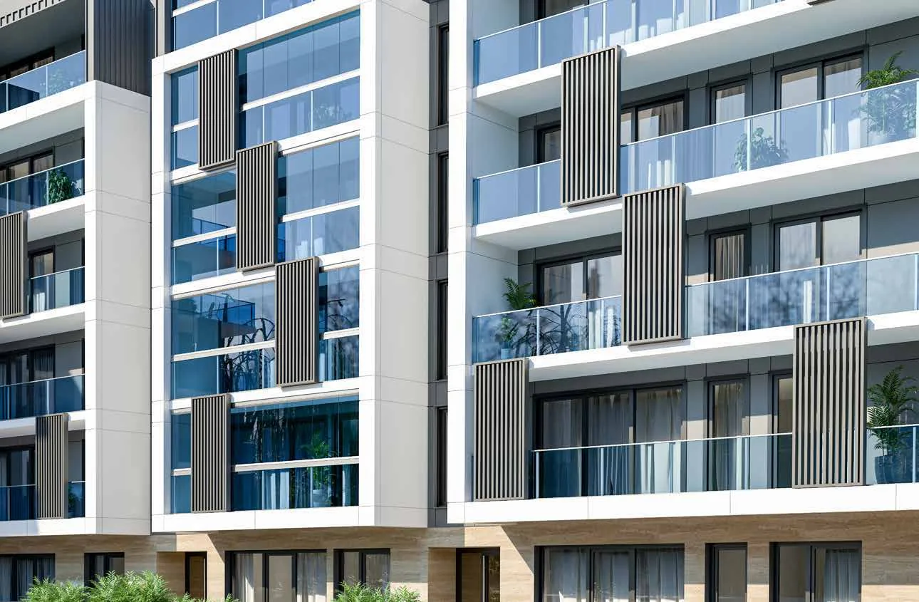 Modern konut cephesinde tam boy kare dikmeli cam balkon korkulukları